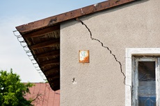 Does building insurance cover cracked walls?