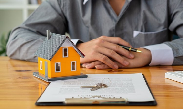 How is property insurance calculated