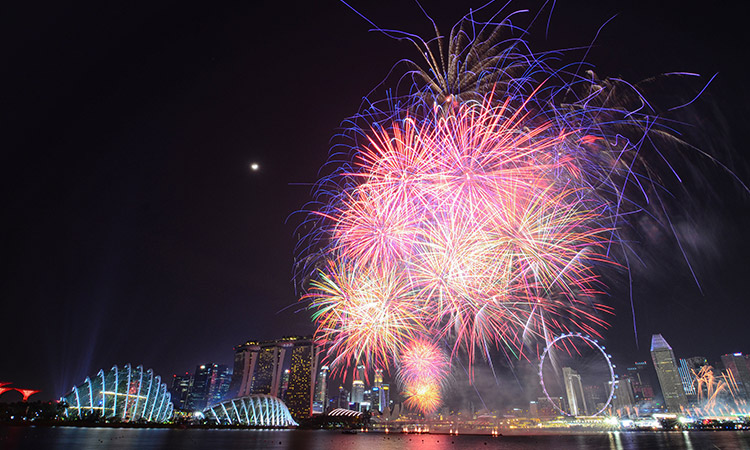 幸福的家庭在一次经济实惠的旅行中庆祝排灯节