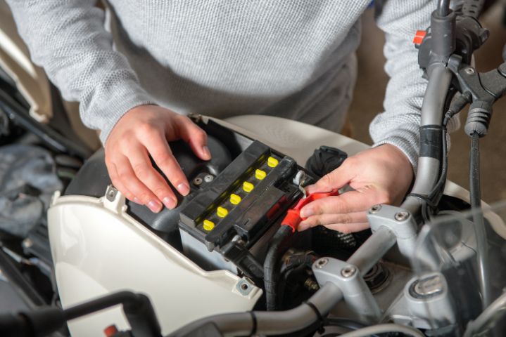 How to clean two-wheeler’s trunk