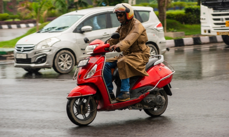 Nitin Gadkari Urges Two-Wheeler Manufacturers to Offer Helmets on Discounted Rates